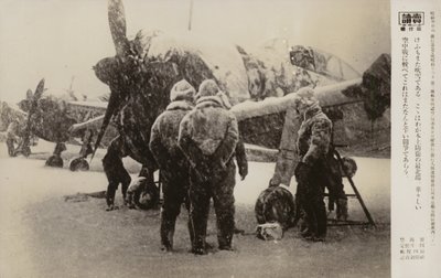 Flieger auf einem Flugplatz im Schneesturm, Zweiter Weltkrieg von Japanese Photographer